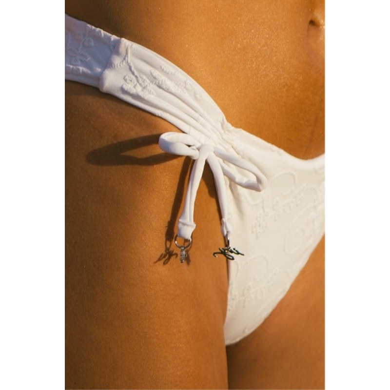 Clove in White Bottoms